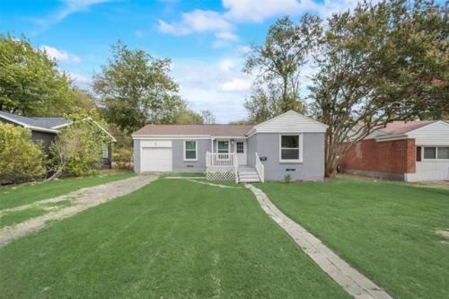 Picture of https://www.realty.com/dps/500/HouseImages/NTREIS/072/f_20428072.jpg