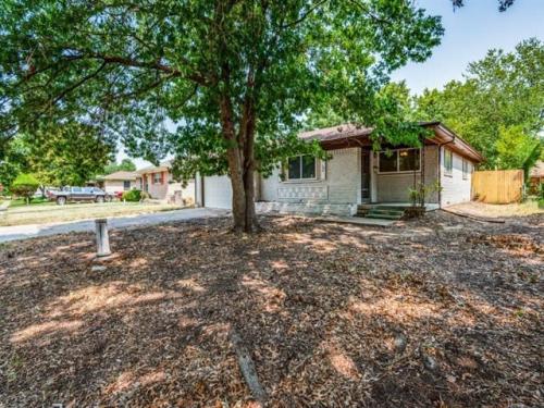 Picture of https://www.realty.com/dps/500/HouseImages/NTREIS/109/f_20417109.jpg
