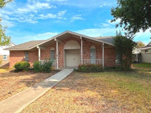 Picture of https://www.realty.com/dps/500/HouseImages/NTREIS/176/f_20440176.jpg