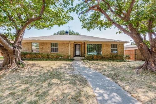 Picture of https://www.realty.com/dps/500/HouseImages/NTREIS/363/f_20416363.jpg