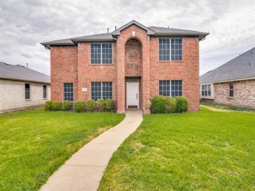 Picture of https://www.realty.com/dps/500/HouseImages/NTREIS/662/f_20433662.jpg