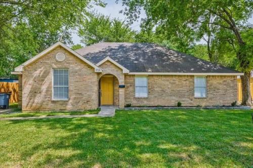 Picture of https://www.realty.com/dps/500/HouseImages/NTREIS/691/f_20373691.jpg