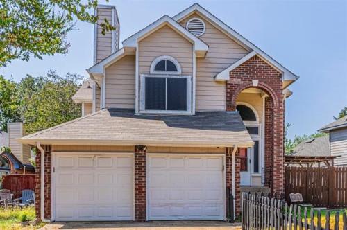 Picture of https://www.realty.com/dps/500/HouseImages/NTREIS/758/f_20413758.jpg
