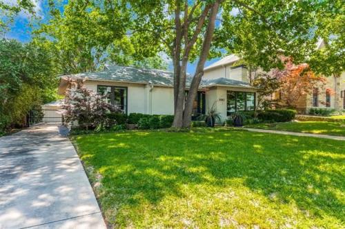 Picture of https://www.realty.com/dps/500/HouseImages/NTREIS/832/f_20429832.jpg
