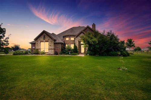 Picture of https://www.realty.com/dps/500/HouseImages/NTREIS/877/f_20371877.jpg