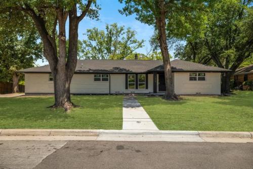 Picture of https://www.realty.com/dps/500/HouseImages/NTREIS/961/f_20417961.jpg