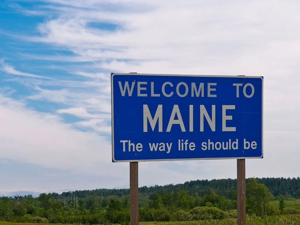 Maine welcome sign